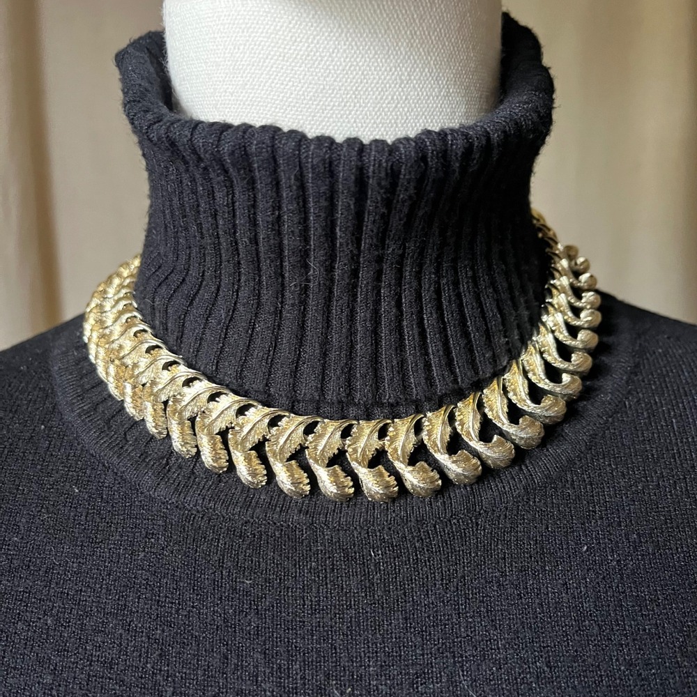 Vintage Lisner Gold Leaf Collar Necklace Textured 13-16"